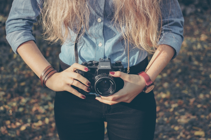 photographe-SIX FOURS LES PLAGES-min_hand-person-girl-woman-camera-photography-614-pxhere.com